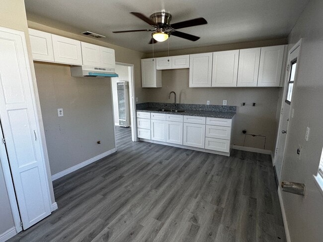 Building Photo - CUTE 3+1 South Bakersfield 93304 $1700