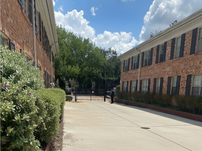 Building Photo - 2822 Briarhurst Dr