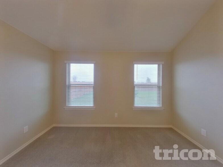 Building Photo - 2557 Hadley St