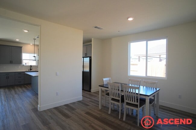 Building Photo - Lovely Home Near Frontier Highschool!