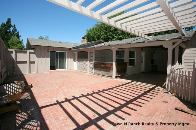 Building Photo - 5Br 2Ba single Family Home