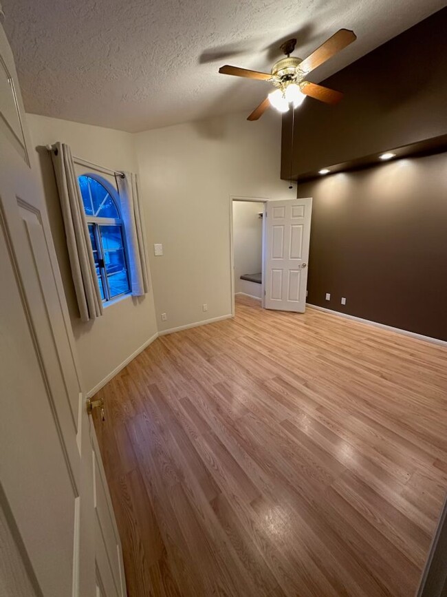 Building Photo - 1 bedroom, 1 bath unit on 2nd story - Priv...