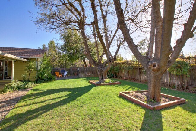 Building Photo - Great Central Davis 3 bedroom 2 bath home