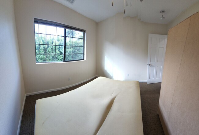 Building Photo - LOCATION-CLOSE PROXIMITY TO POLY CAMPUS