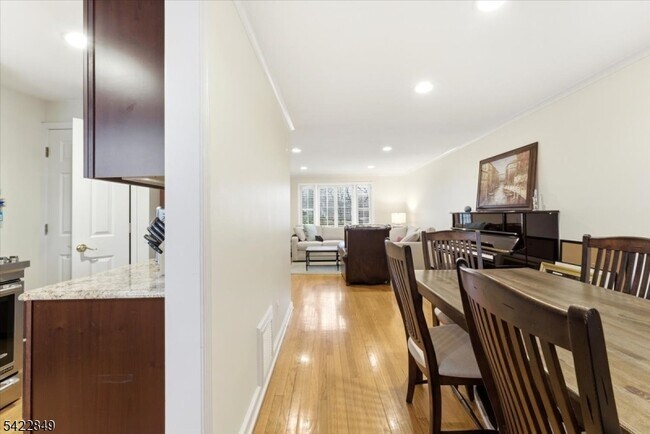 Building Photo - 260 Walnut St