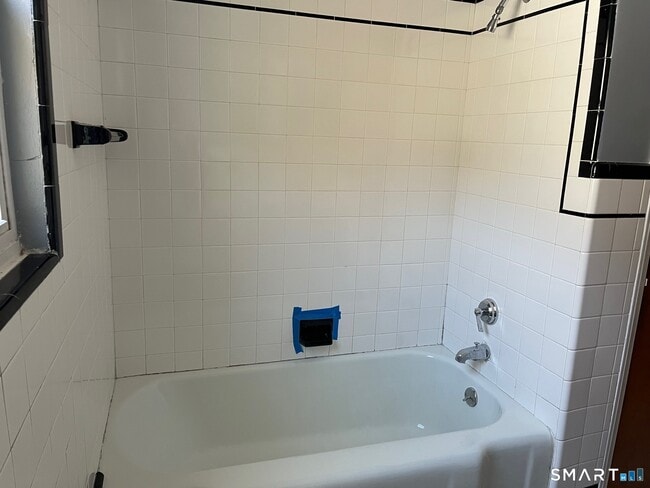 Building Photo - 195 Valley St