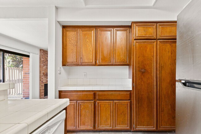 Building Photo - Spacious & Central 3BR/2.5 BA Town Home