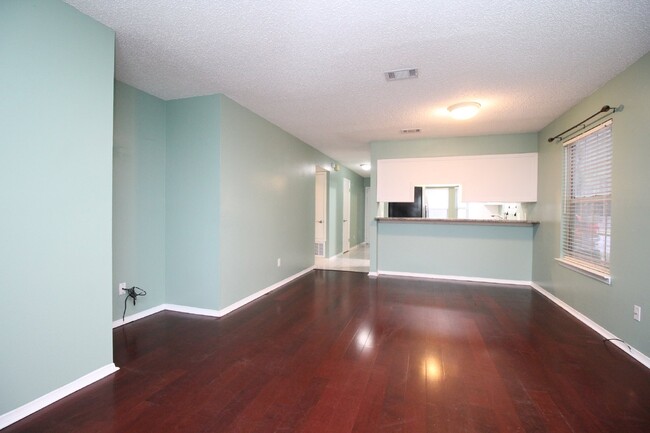 Building Photo - 2 bed 2 bath 1st floor condo near Pensacol...