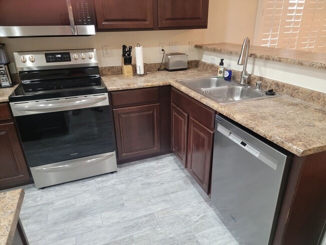 Building Photo - 3-Bedroom / 2-Bathroom Home with Attached ...