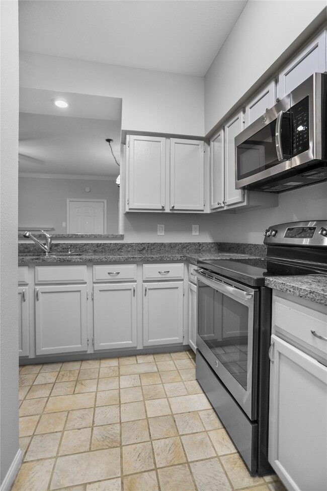 Building Photo - 3800 Tanglewilde St