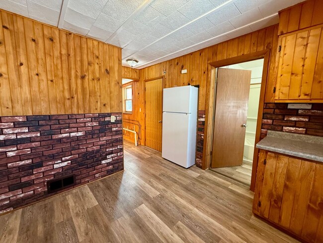 Building Photo - 4 Bed 2 Bath Single Family Home in Antigo