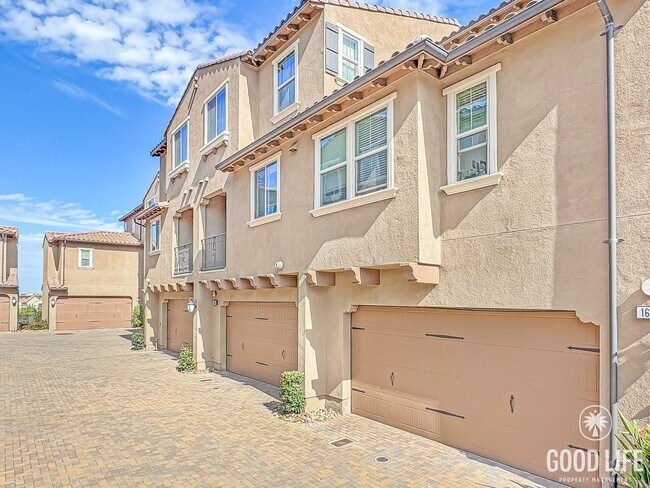 Building Photo - Beautiful 2B/2.5BA Townhouse. NEWER CONSTR...