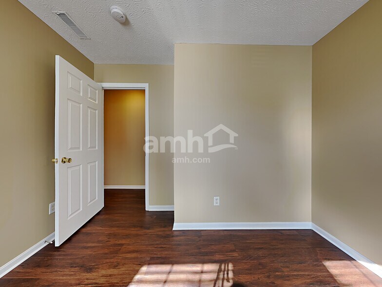 Building Photo - 127 Strawberry Fields Dr