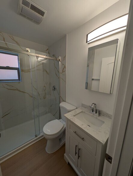 Building Photo - 1109 La Peer Dr