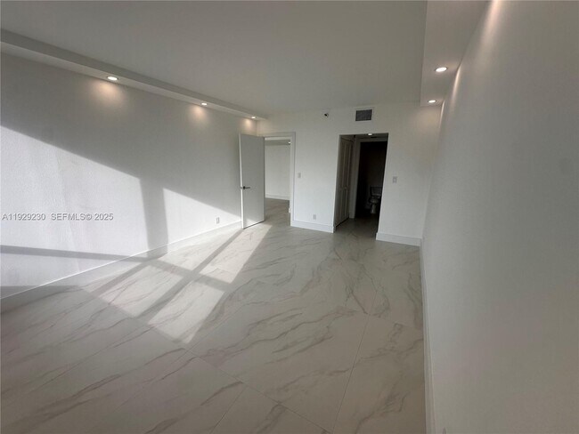 Building Photo - 6797 Willow Wood Dr