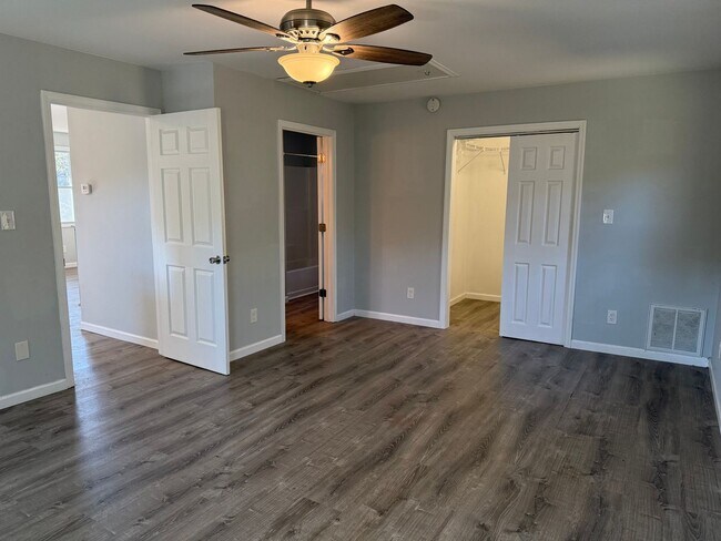 Building Photo - Private 3 bed 2bath house in North Johnson City!