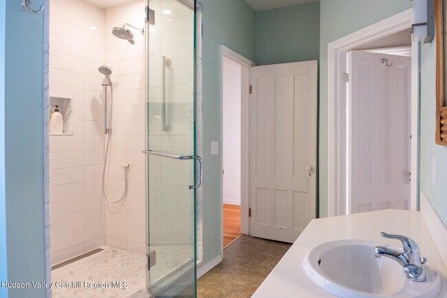 Building Photo - 5 Fairview Ave