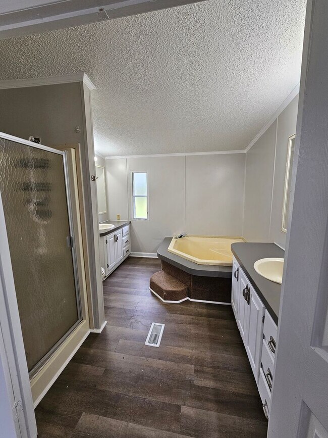 Building Photo - Renovated 3 Bedroom 2 Bath Home- Minutes from Shopping & Restaurants