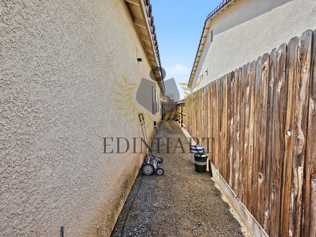 Building Photo - 1138 S Simon St
