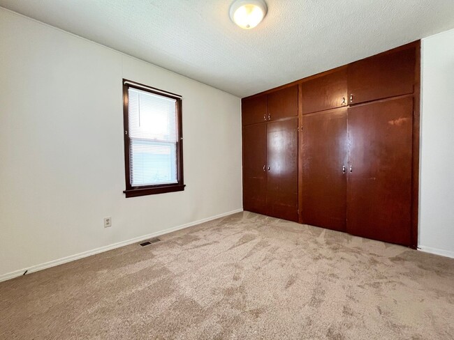 Building Photo - 2 Bed 1 Bath House with Garage
