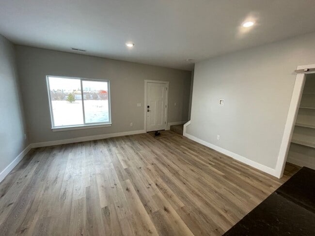 Building Photo - Modern Mountain Rtreat for Rent - Just Min...