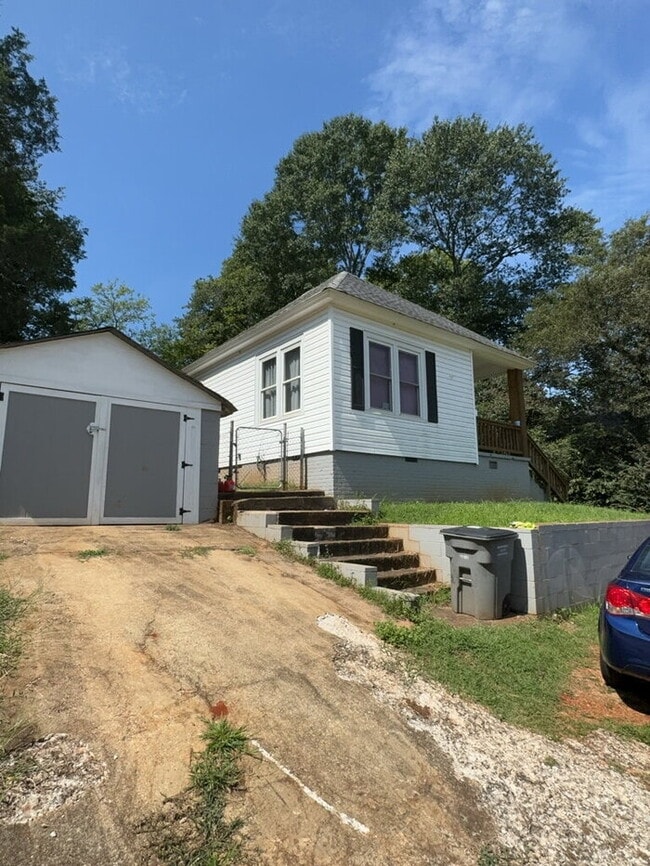 Building Photo - "Charming 2-Bedroom Retreat in Greenville – Ideal Location on W. 6th Street!"