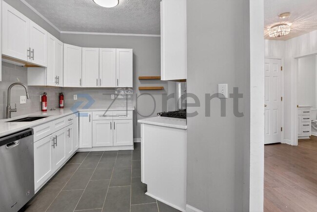 Building Photo - 484 Fraser St SE