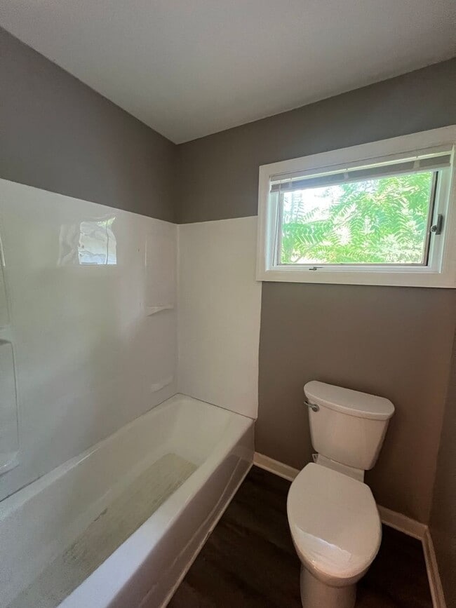 Building Photo - 3-bedroom, 2-bathroom private retreat in C...