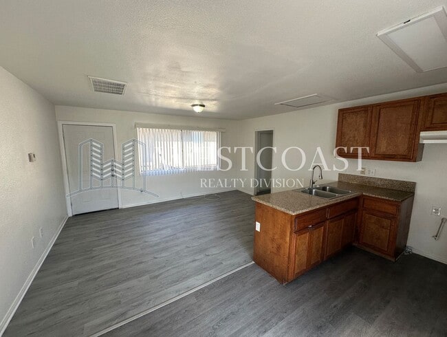Building Photo - *** $500- OFF FIRST MONTH'S RENT *** Charming 2-Bed / 2-Bath Home in Rialto – Ideal Location & Mo...