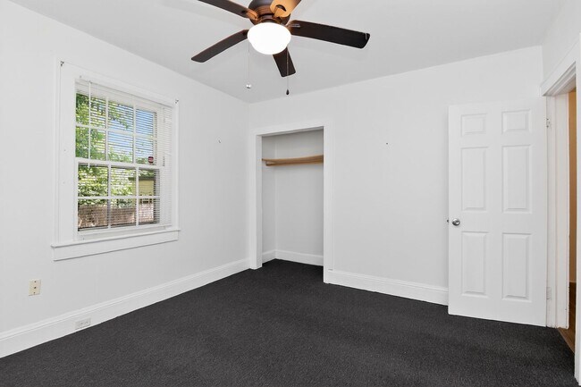 Building Photo - Charming 2BR Home Near Uptown Charlotte