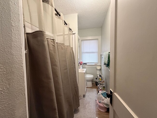 Building Photo - 2 Bedroom House - Updated $875