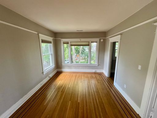 Building Photo - Gorgeous 2 bed Craftsman in Queen Anne! Open house Saturday!
