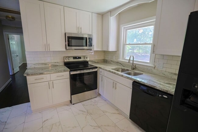 Building Photo - Fully Remodeled & Move-in Ready!