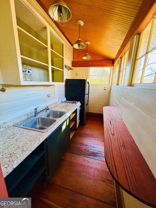 Building Photo - 75 Arch St