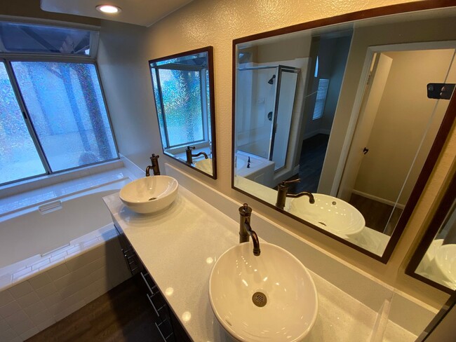 Building Photo - Move-in Special!! Single level view home i...