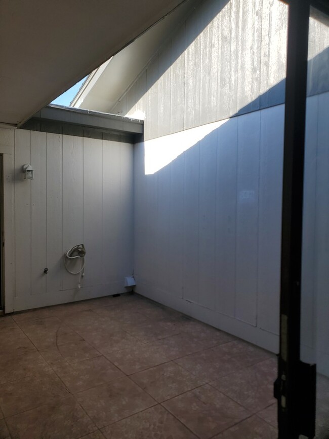 Building Photo - 5403 Palm Valley Dr N