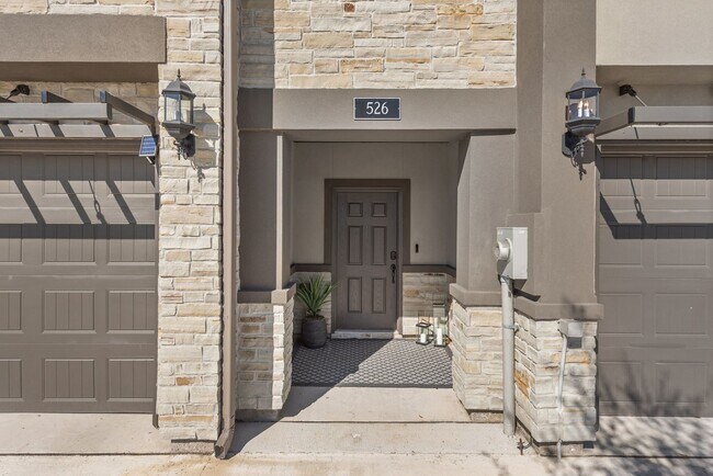 Building Photo - 4/4.5 in Pershing Pointe Townhomes! Availa...