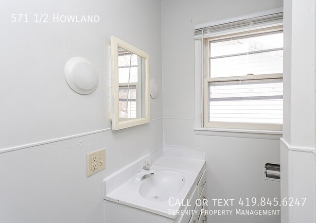 Building Photo - 571 1/2 Howland-