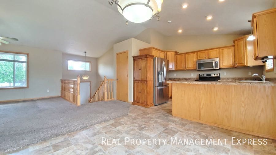 Building Photo - Spacious 5-Bedroom Gem with Open Concept &...