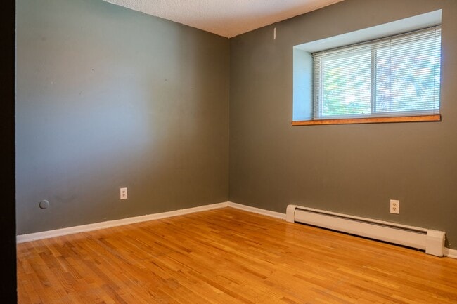 Building Photo - Spacious 6 bedroom home with 3 non conform...