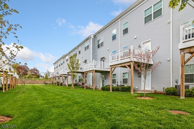 Building Photo - 403 Saratoga Ct
