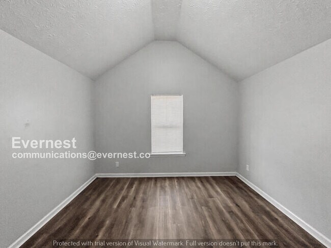 Building Photo - 3 Bed, 2 Bath Home with Fenced Yard & Garage / Pet-Friendly / Available Now!