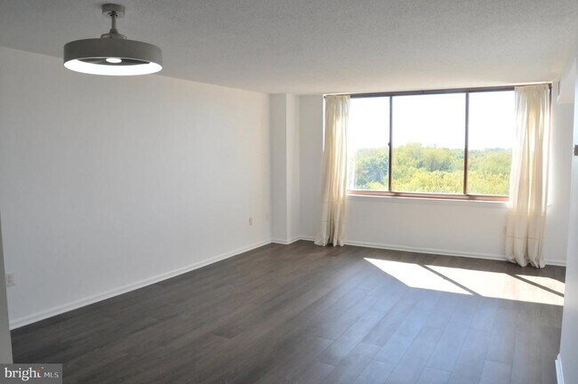Building Photo - 10101 Grosvenor Pl