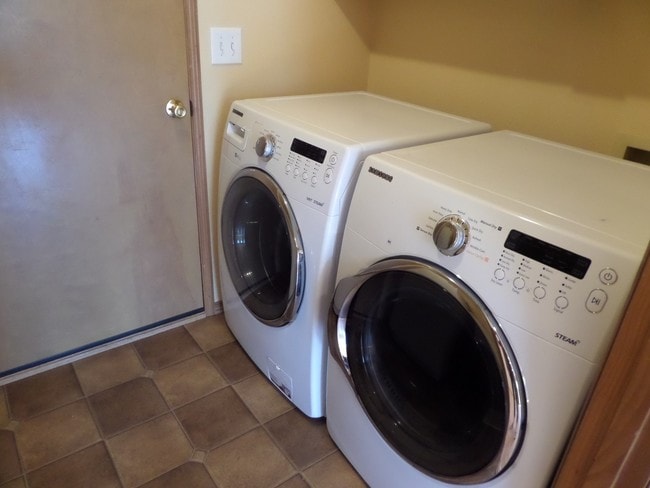 Building Photo - Fabulous 4 Bedroom Home with Gorgeous Fenc...