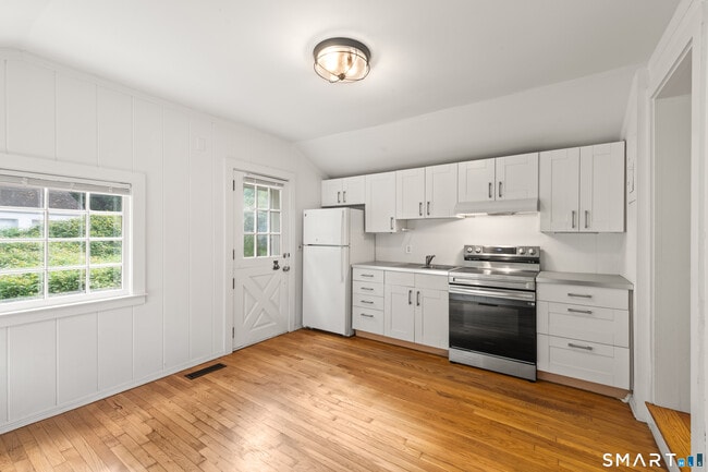 Building Photo - 527 Danbury Rd