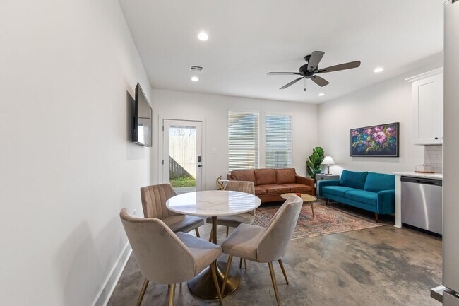 Building Photo - 500 Highland Oaks Ln