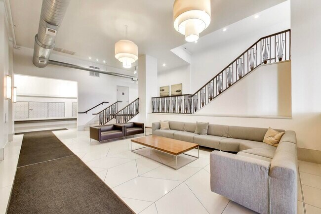 Building Photo - 758 N Larrabee St