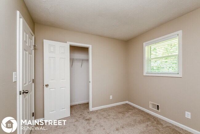 Building Photo - 204 Oxford Way