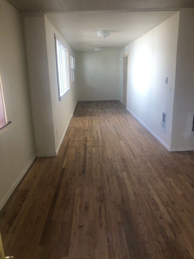 Building Photo - 320 S 13th Ave