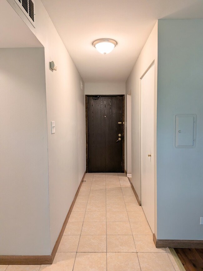 Building Photo - 700 Perrie Dr